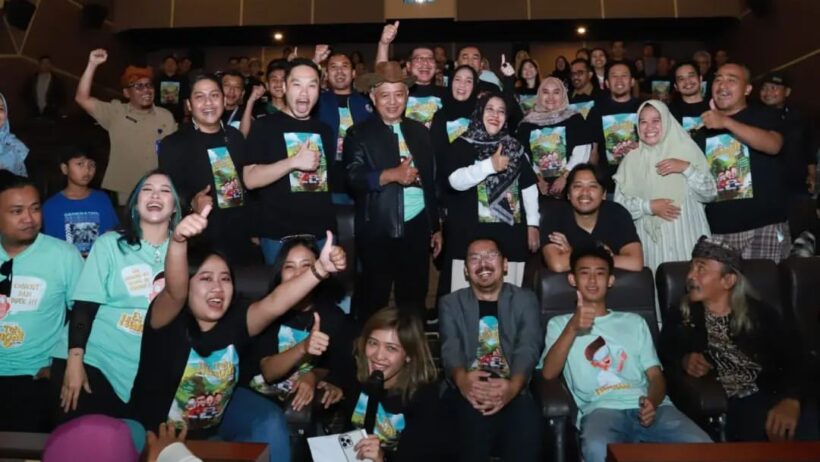 Foto Bersama Seluruh Cast, Crew, dan Penonton pada sesi Premier